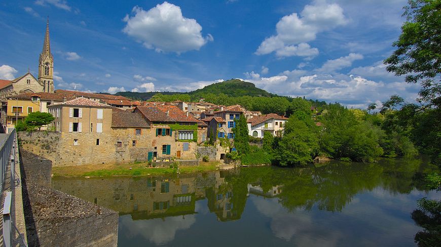 Saint Antonin Noble Val l'Averyron depuis le pont médiéval - Club de randonnnées Léo Lagrange de Montauban